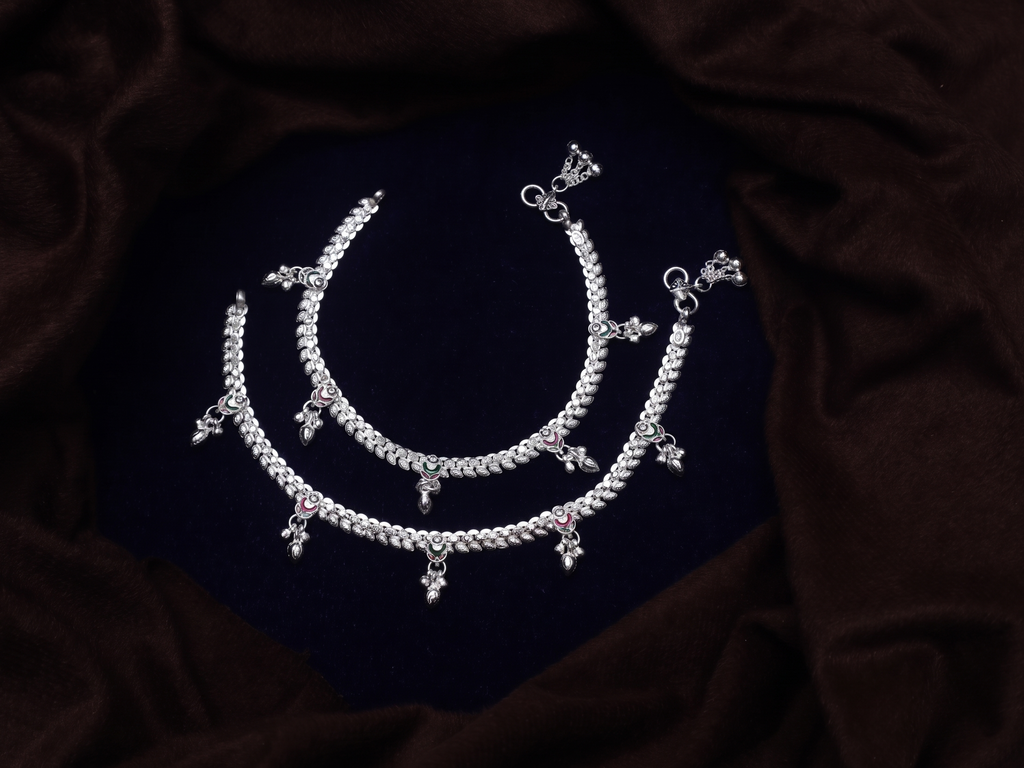 Royal Leaf Charm Payal Pair – Elegant Silver Look Anklet