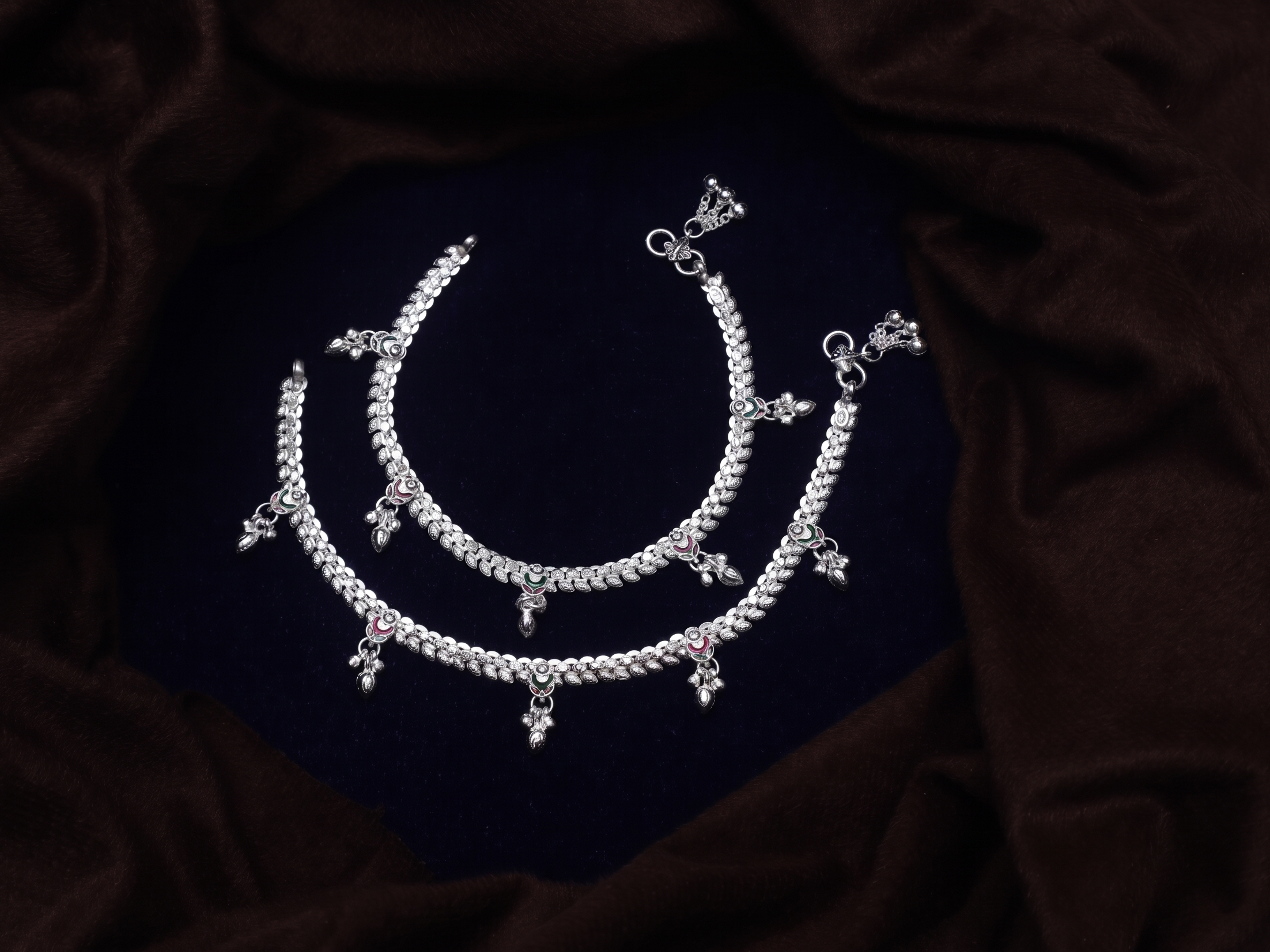 Royal Leaf Charm Payal Pair – Elegant Silver Look Anklet