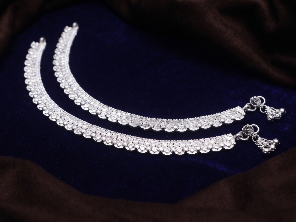 Elegant Scalloped Edge Silver-Plated Payal Anklets with Textured Geometric Links (Pair)