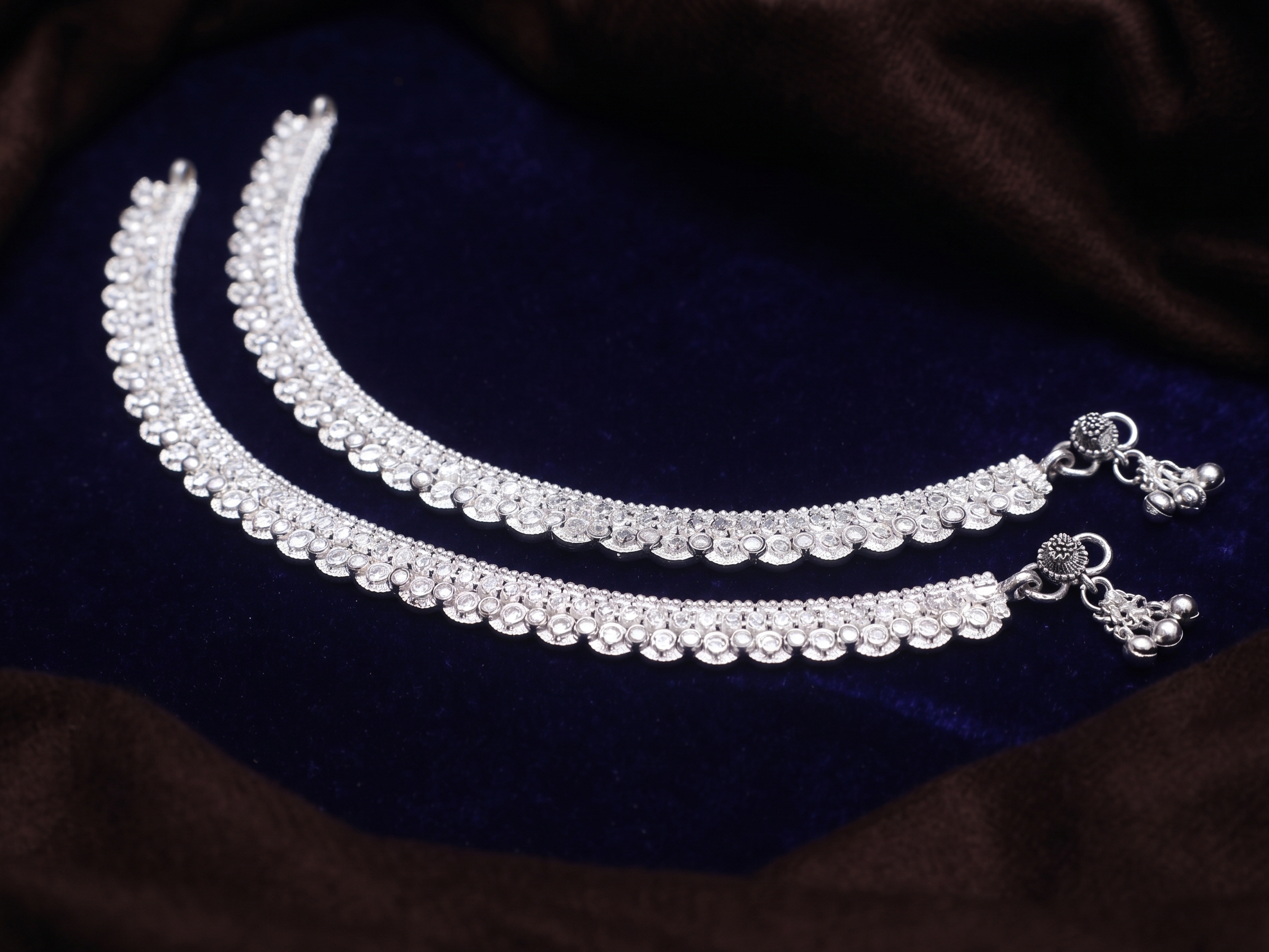 Elegant Scalloped Edge Silver-Plated Payal Anklets with Textured Geometric Links (Pair)