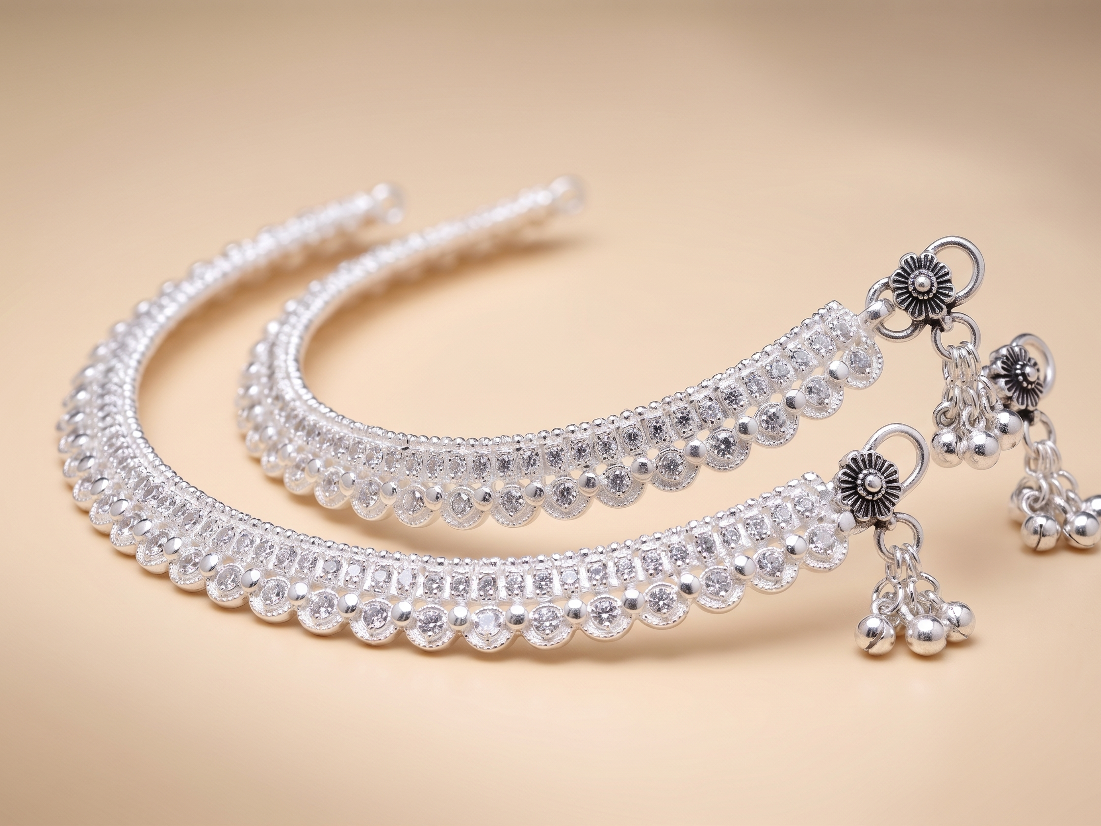Elegant Scalloped Edge Silver-Plated Payal Anklets with Textured Geometric Links (Pair)