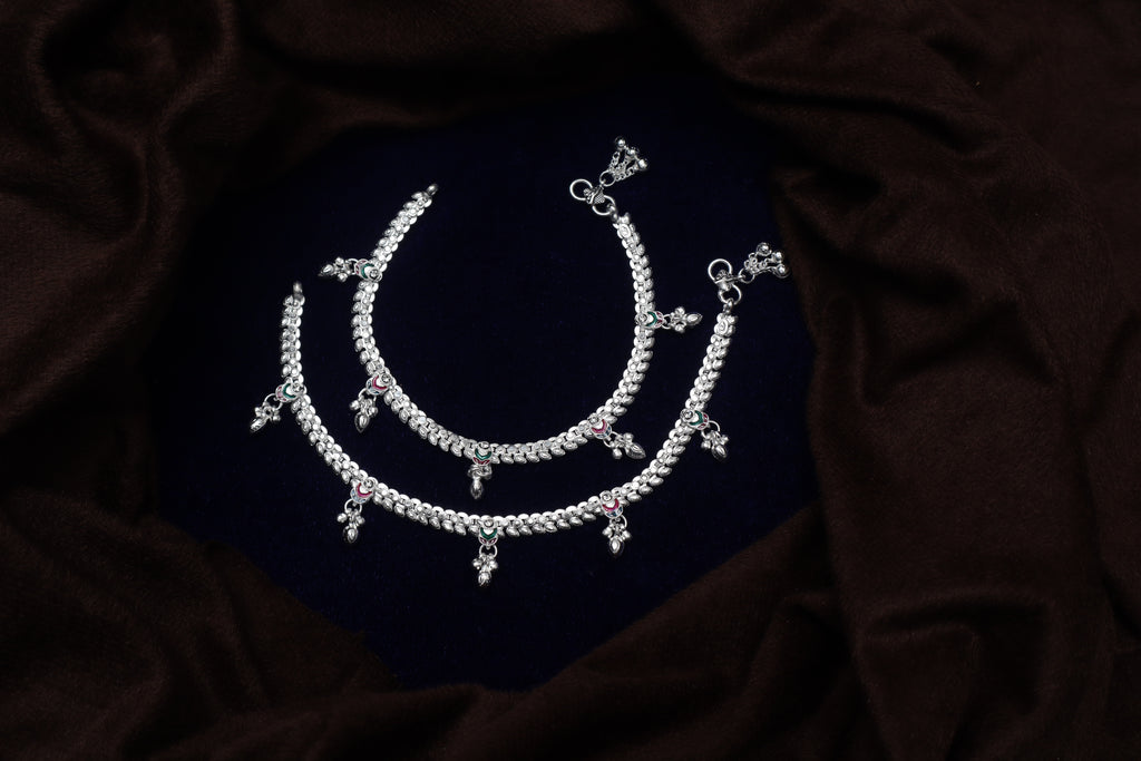 Royal Leaf Charm Payal Pair – Elegant Silver Look Anklet