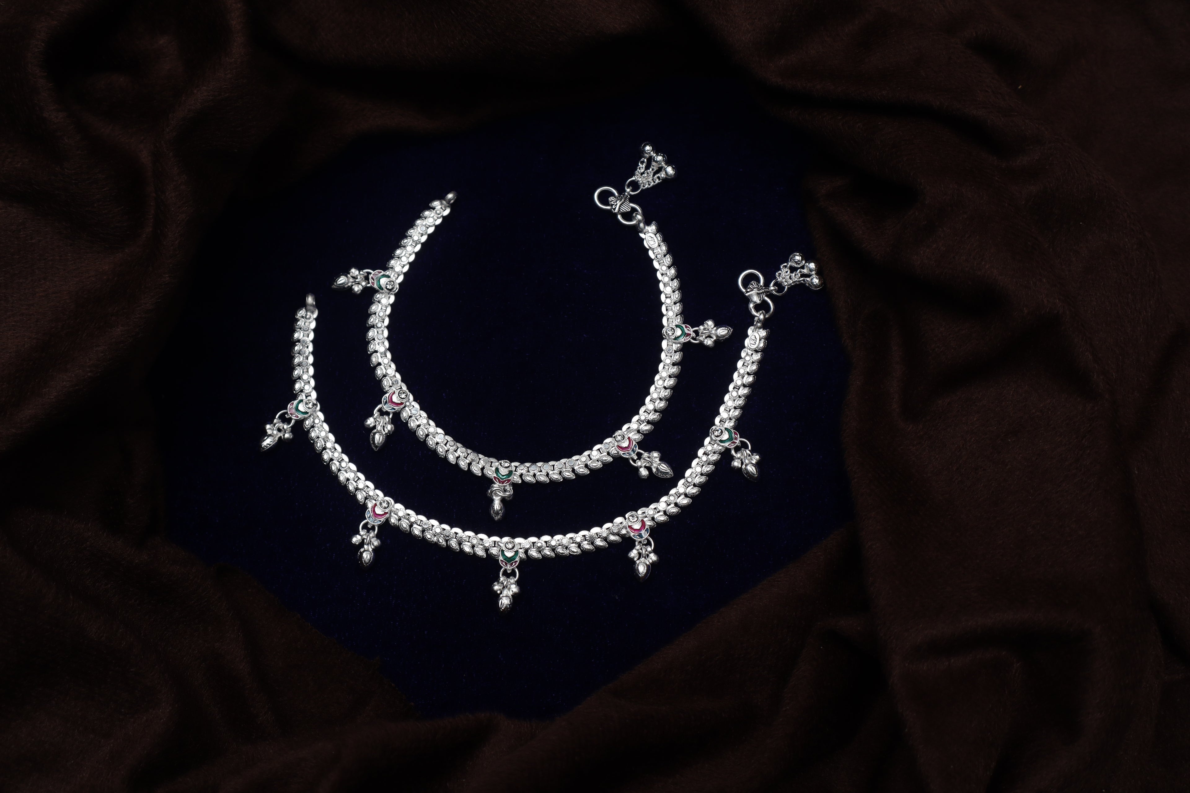 Royal Leaf Charm Payal Pair – Elegant Silver Look Anklet