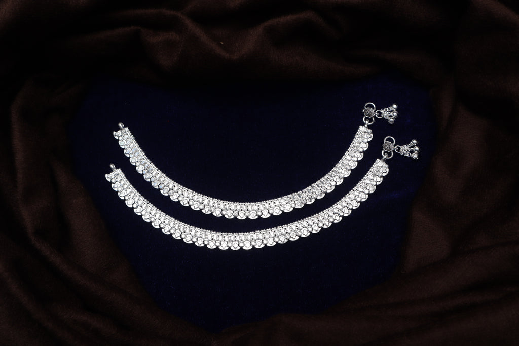 Elegant Scalloped Edge Silver-Plated Payal Anklets with Textured Geometric Links (Pair)